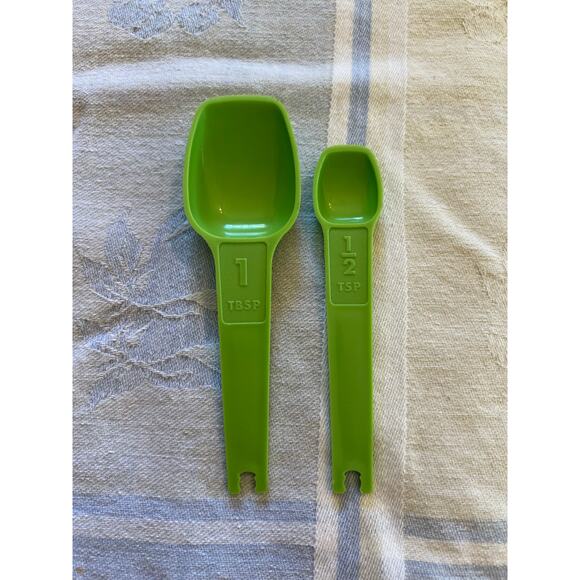 Two (2) apple green Tupperware measuring spoons - Picture 1 of 2